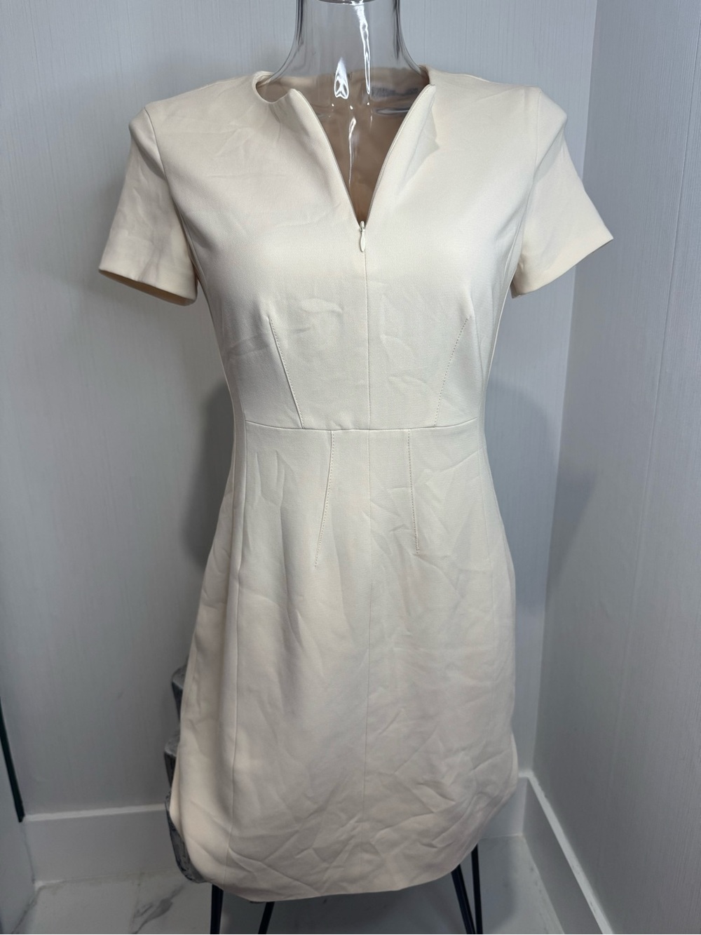 Diane Von Furstenberg short-sleeve sheath dress. Zipper Neck. Size 2. Ivory.